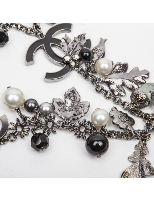 Collier CHANEL ras de cou et breloques