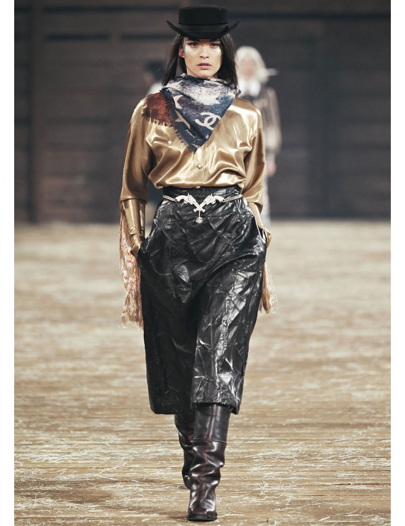 Collier revolver CHANEL en métal doré, strass et pâte de verre