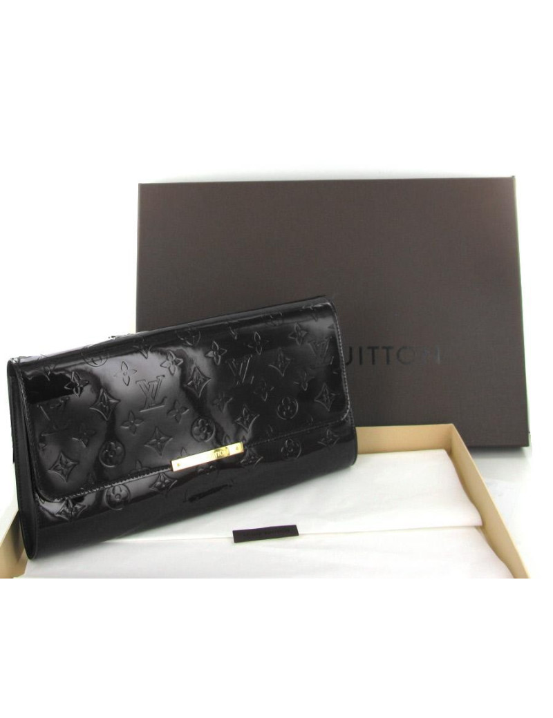 Pochette LOUIS VUITTON "Roberston" en cuir verni amarante