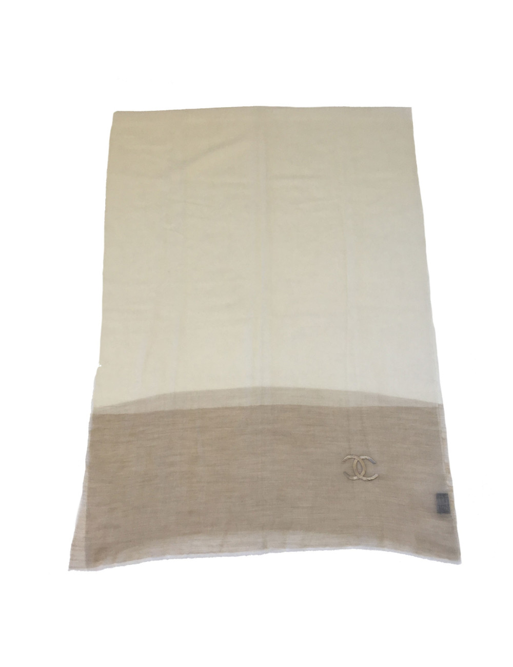 xxx Châle CHANEL en cachemire écru et marron clair