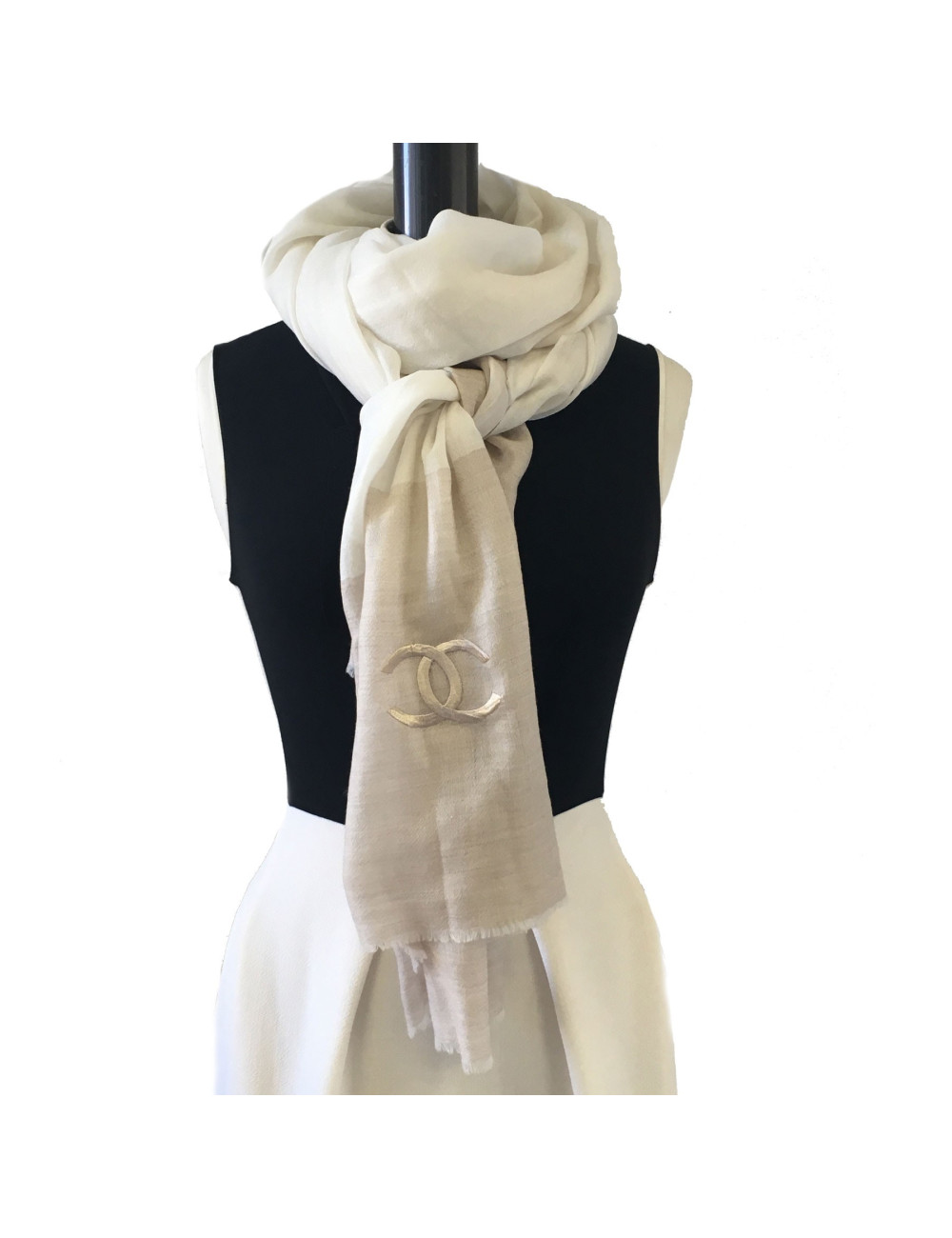 Châle CHANEL en cachemire écru et marron clair