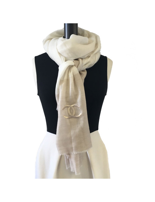 Châle CHANEL en cachemire écru et marron clair