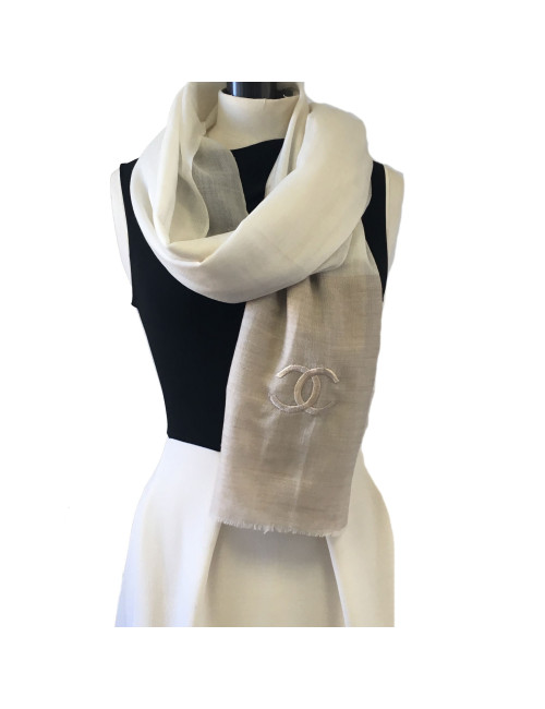 Châle CHANEL en cachemire écru et marron clair