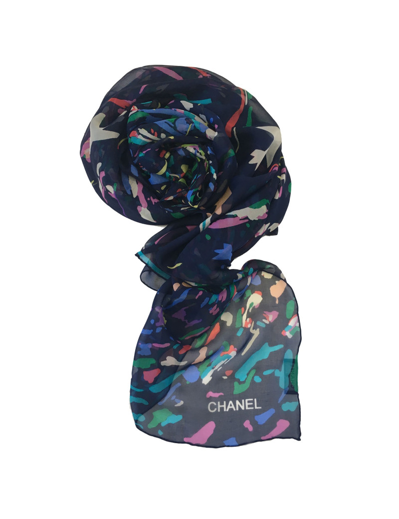 Châle CHANEL en soie bleu marine et fond multicolore