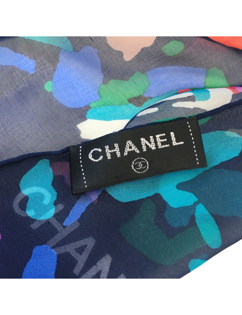 Châle CHANEL en soie bleu marine et fond multicolore