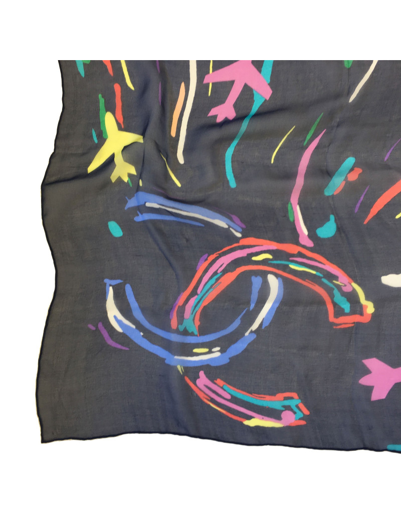 Châle CHANEL en soie bleu marine et fond multicolore