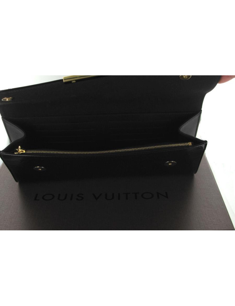 Pochette LOUIS VUITTON "Roberston" en cuir verni amarante