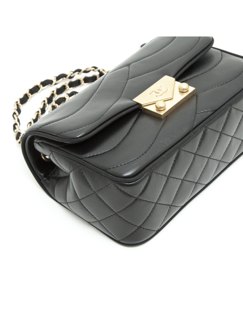 CHANEL bag in Black lamb leather