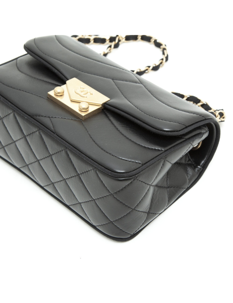 CHANEL bag in Black lamb leather