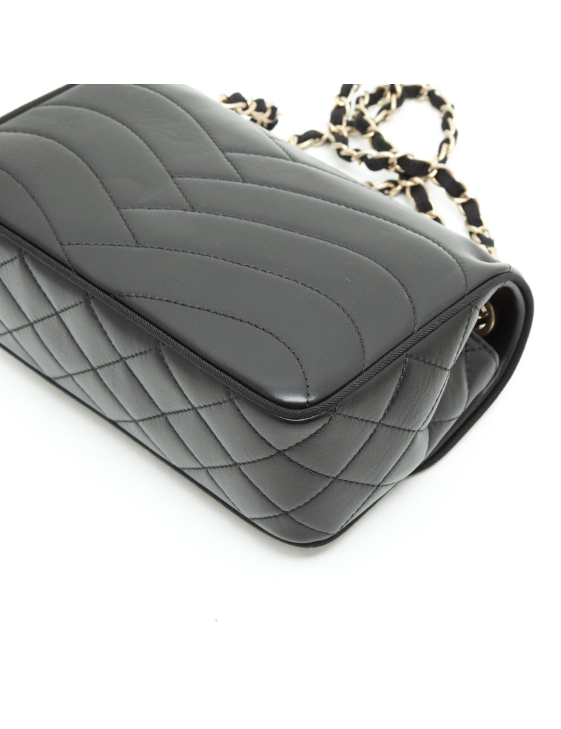 CHANEL bag in Black lamb leather
