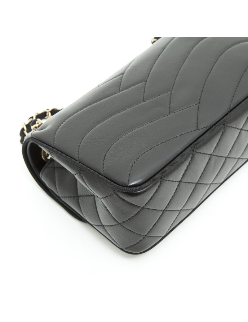 CHANEL bag in Black lamb leather