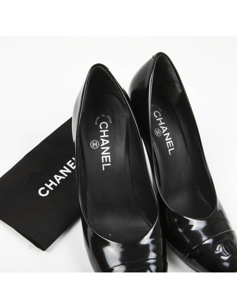 Escarpins T 39.5 CHANEL cuir verni mat noir