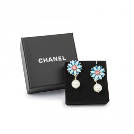 CHANEL daisy stud earrings in gilded metal and blue and coral color