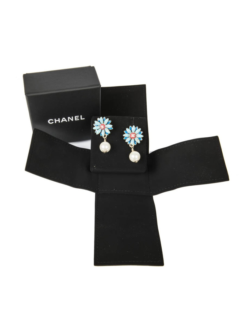 CHANEL daisy stud earrings in gilded metal and blue and coral color