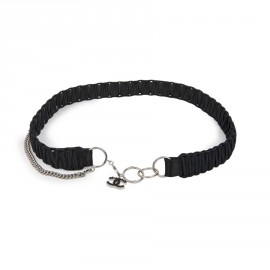 CHANEL belt in black satin, chain and black pearls