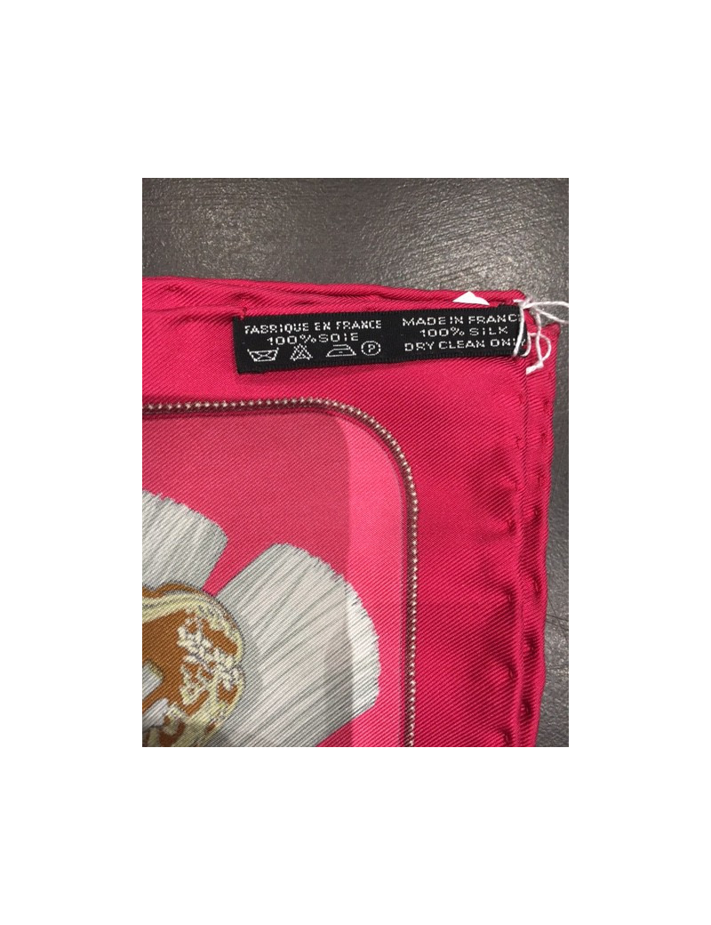 Carré HERMES "Tsubas" en soie rose