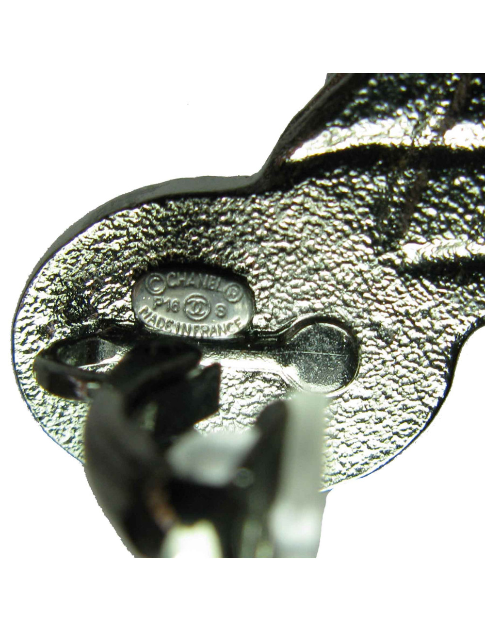 CHANEL wing-shape clip-on earring in silver metal