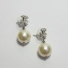 CHANEL clous CC pendants en strass et perle nacrée