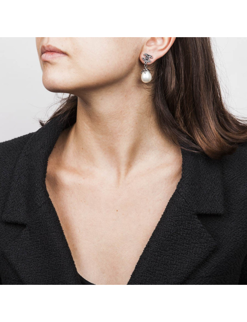 Boucles d'oreille clous CHANELdouble "C" émaillé noir et perle nacrée ovale