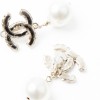 Boucles d'oreille clous CHANEL pendantes perles nacrées
