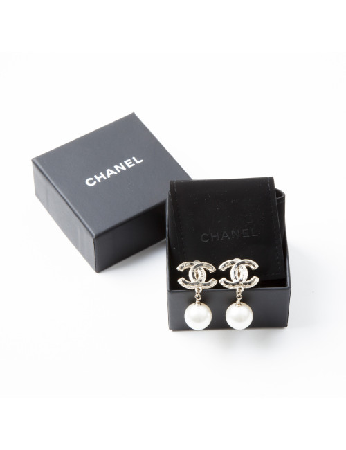 Boucles d'oreille clous CHANEL pendantes perles nacrées