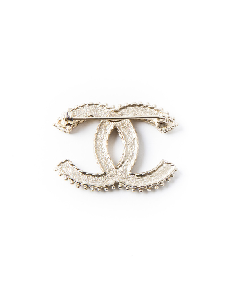 CHANEL CC brooch in gilded metal and brilliants