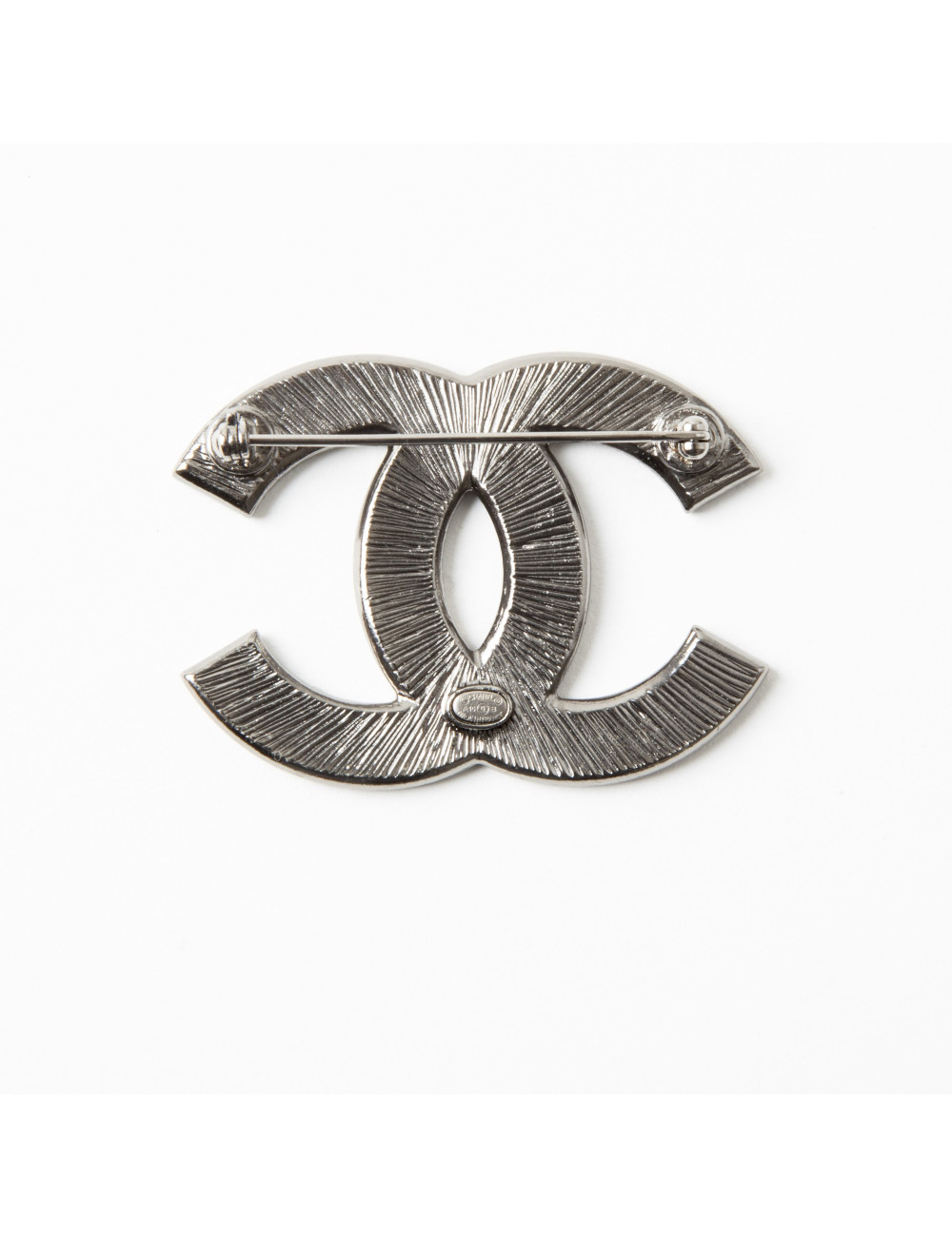 CHANEL bicoloreCC Brooch in gray and beige ruthenium metal