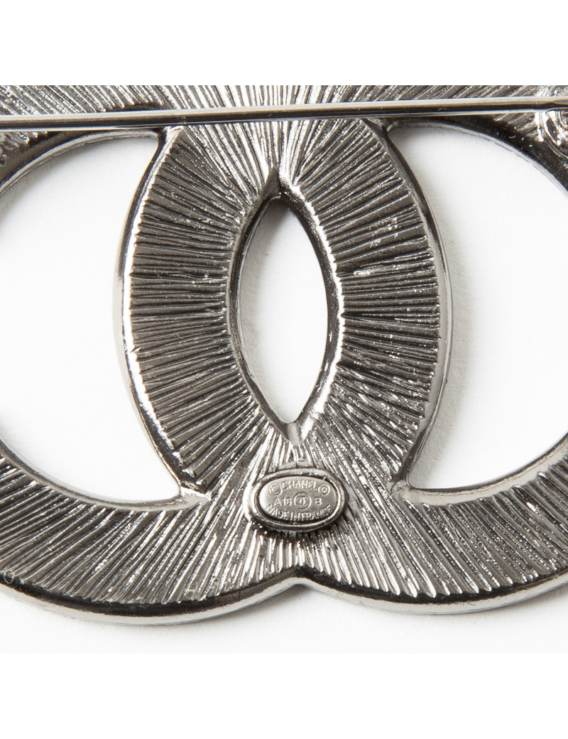 CHANEL bicoloreCC Brooch in gray and beige ruthenium metal