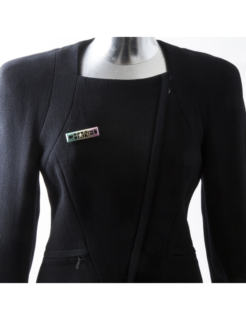 Broche CHANEL  "C H A N E L" tricolore