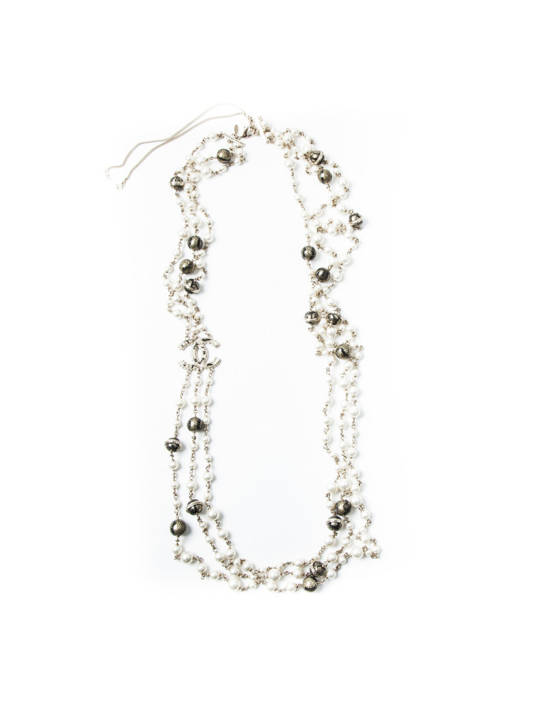 Sautoir triple rangs CHANEL perles nacrées boules noires dorées