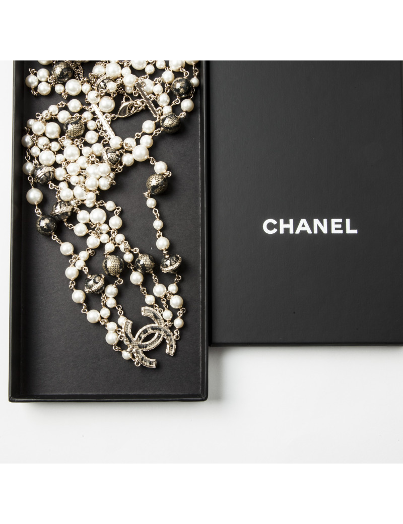 Sautoir triple rangs CHANEL perles nacrées boules noires dorées