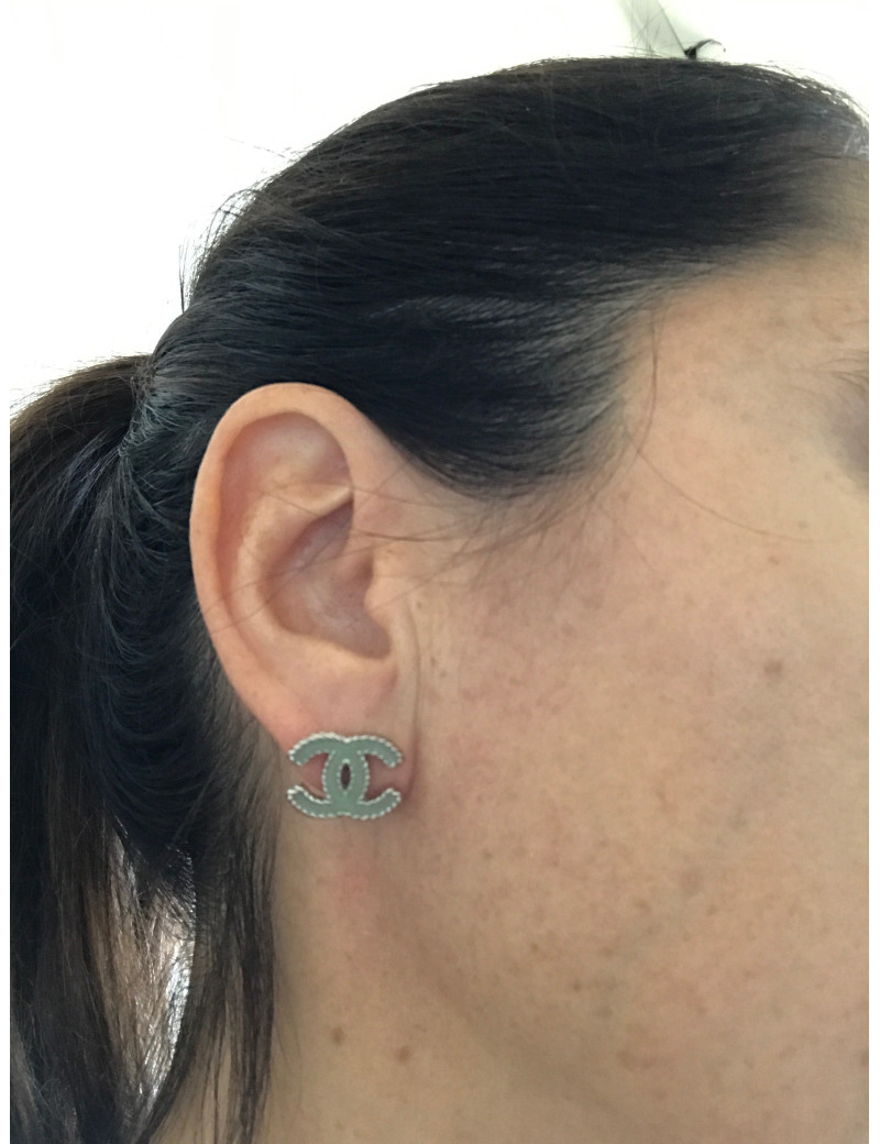 Boucles d'oreille clous  CHANEL CC en métal argenté et résine bleu céladon