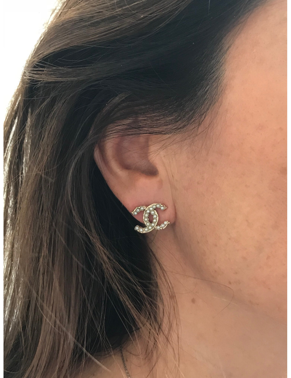 Boucles d'oreilles clous CHANEL perlés