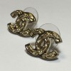 CHANEL CC stud earrings pattern embossed chain in gilded metal