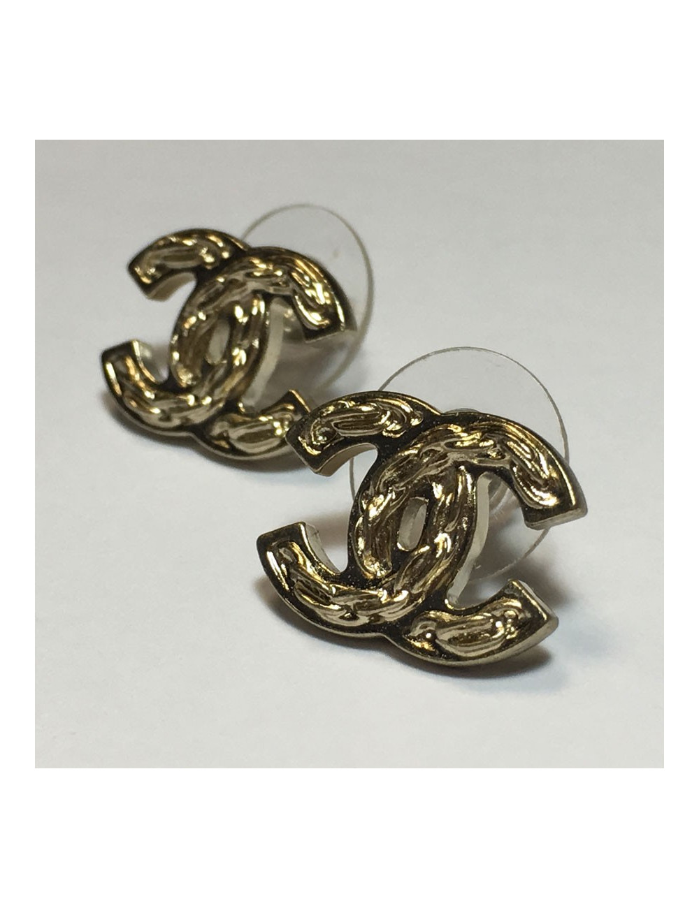 CHANEL CC stud earrings pattern embossed chain in gilded metal