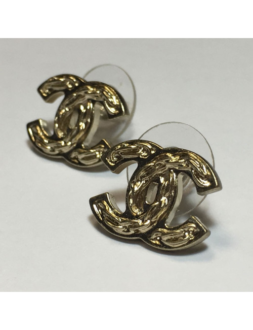 CHANEL CC stud earrings pattern embossed chain in gilded metal