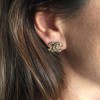 Boucles d'oreilles clous CHANEL CC motif chaine métal doré mat