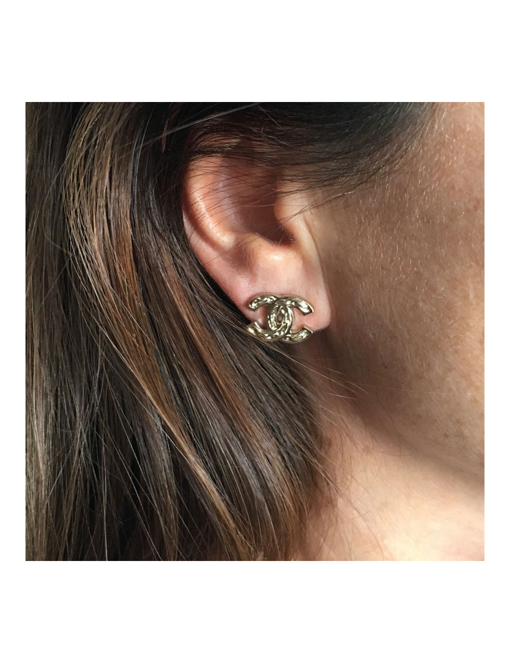 CHANEL CC stud earrings pattern embossed chain in gilded metal