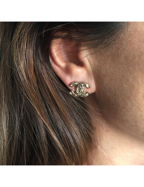 CHANEL CC stud earrings pattern embossed chain in gilded metal