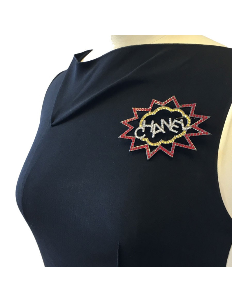 xxx Broche CHANEL 'CHANEL' en ruthénium et strass de couleur