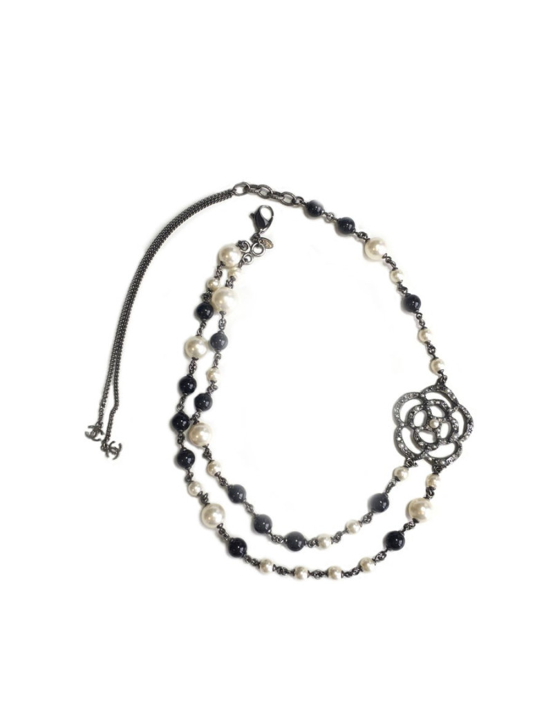 CHANEL double row of pearls and camellia necklace 