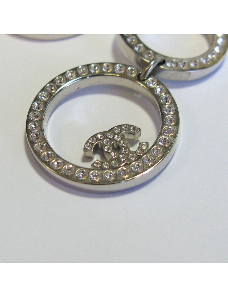 Boucles d'oreille CHANEL pendantes en métal argenté serties de strass blancs