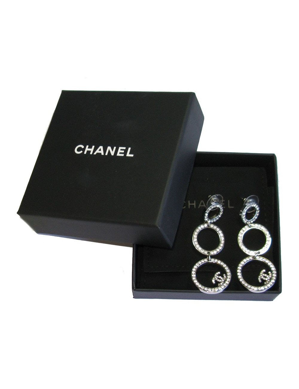 Boucles d'oreille CHANEL pendantes en métal argenté serties de strass blancs
