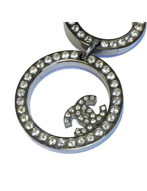 Boucles d'oreille CHANEL pendantes en métal argenté serties de strass blancs