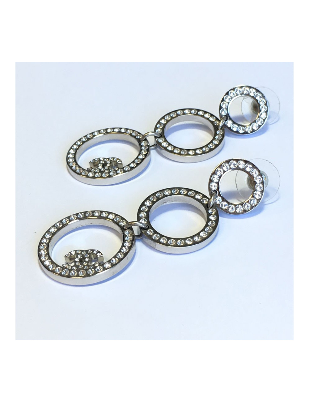Boucles d'oreille CHANEL pendantes en métal argenté serties de strass blancs