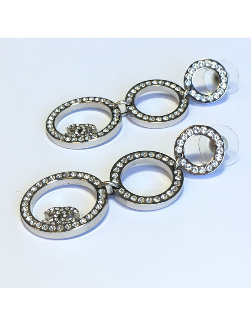 Boucles d'oreille CHANEL pendantes en métal argenté serties de strass blancs