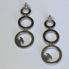 Boucles d'oreille CHANEL pendantes en métal argenté serties de strass blancs
