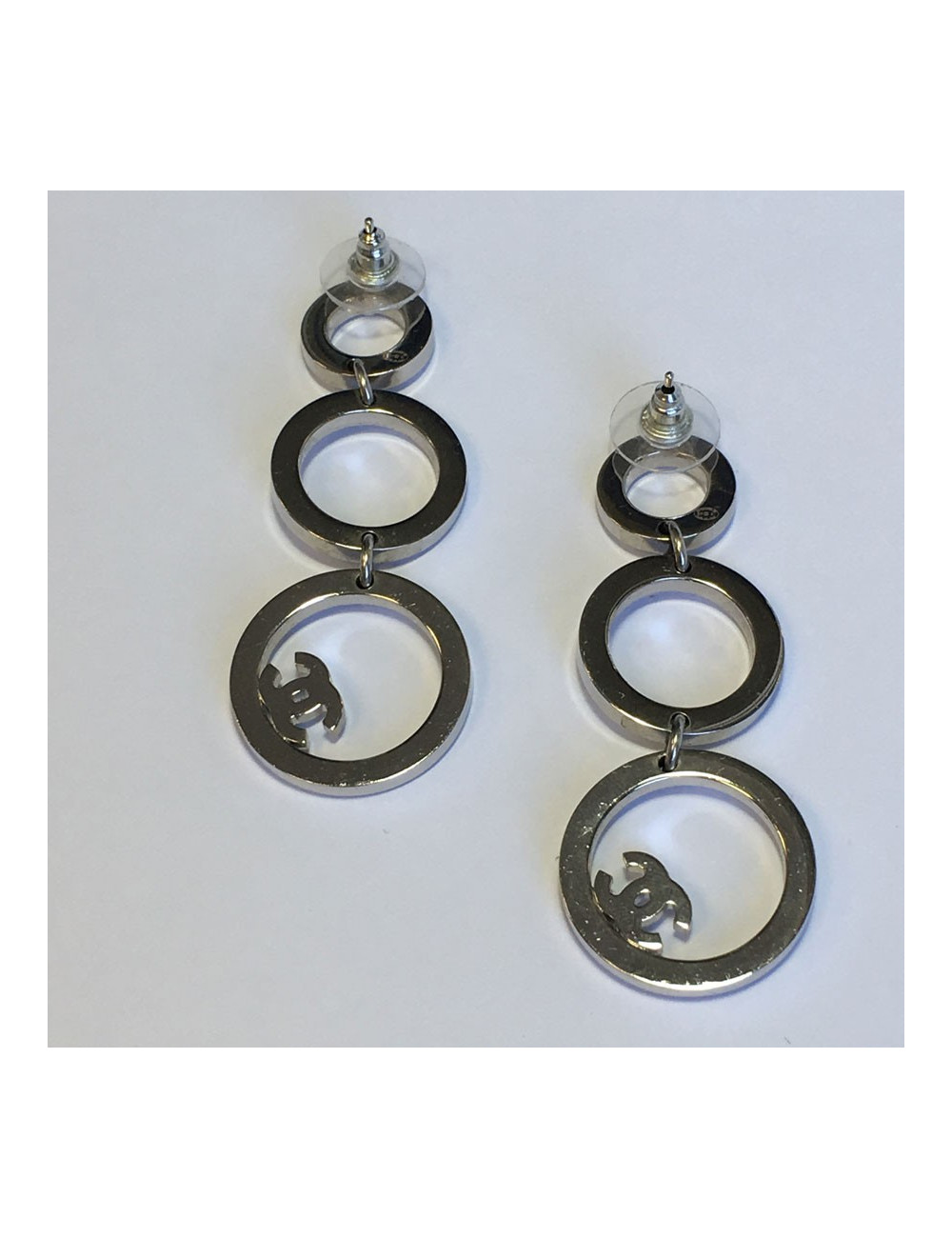 Boucles d'oreille CHANEL pendantes en métal argenté serties de strass blancs