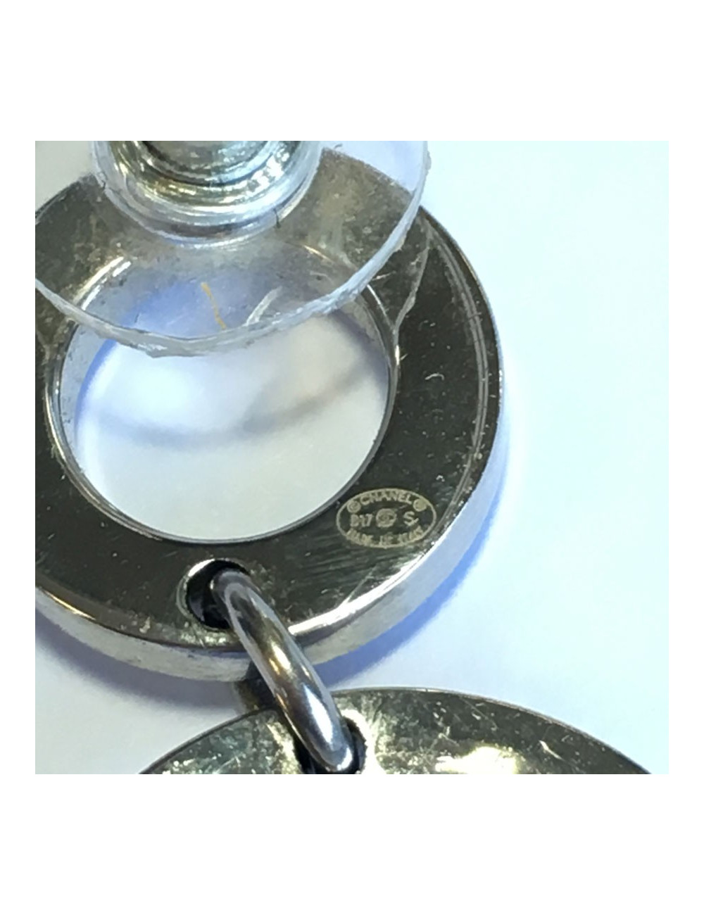 Boucles d'oreille CHANEL pendantes en métal argenté serties de strass blancs