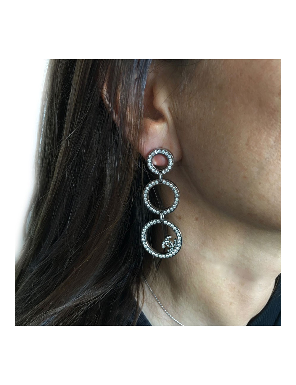 Boucles d'oreille CHANEL pendantes en métal argenté serties de strass blancs